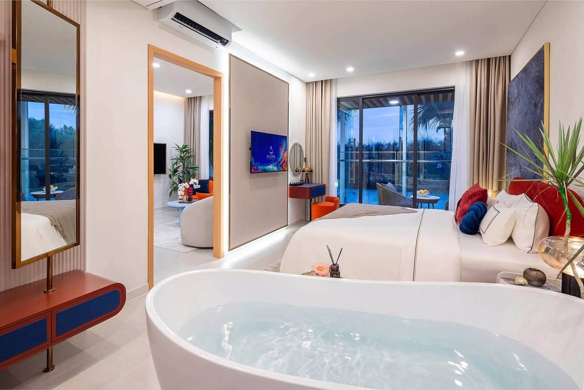 Căn hộ mẫu Alora Nha Trang. Phòng ngủ chính lúc chiều tối, bồn tắm cạnh giường