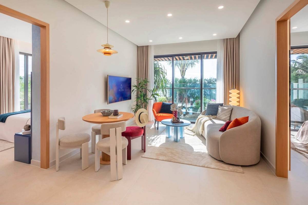 Căn hộ mẫu Alora Nha Trang. Phòng khách mở ra ban công, nắng và gió biển vào tận sofa