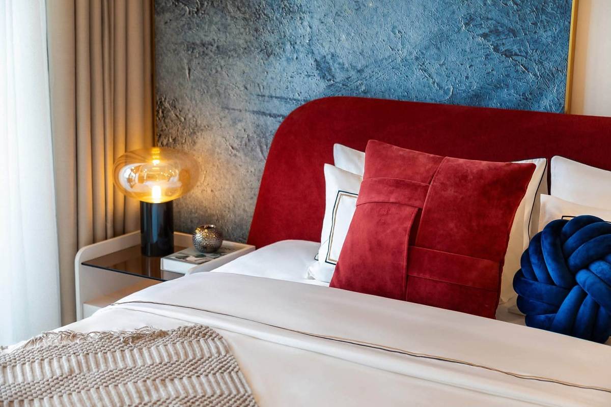 Căn hộ mẫu Alora Nha Trang. Chi tiết đầu giường nhung đỏ