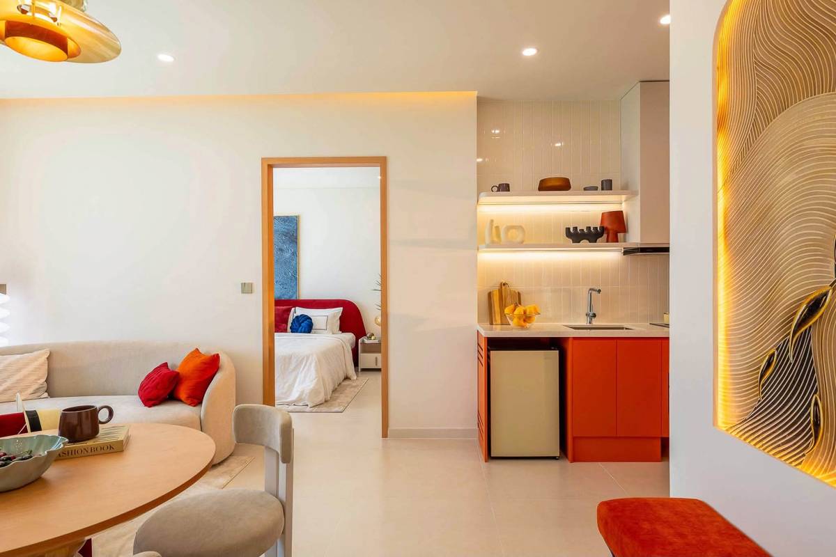 Căn hộ mẫu Alora Nha Trang. Bếp và tủ lạnh mini đủ dùng cho kỳ nghỉ dài ngày