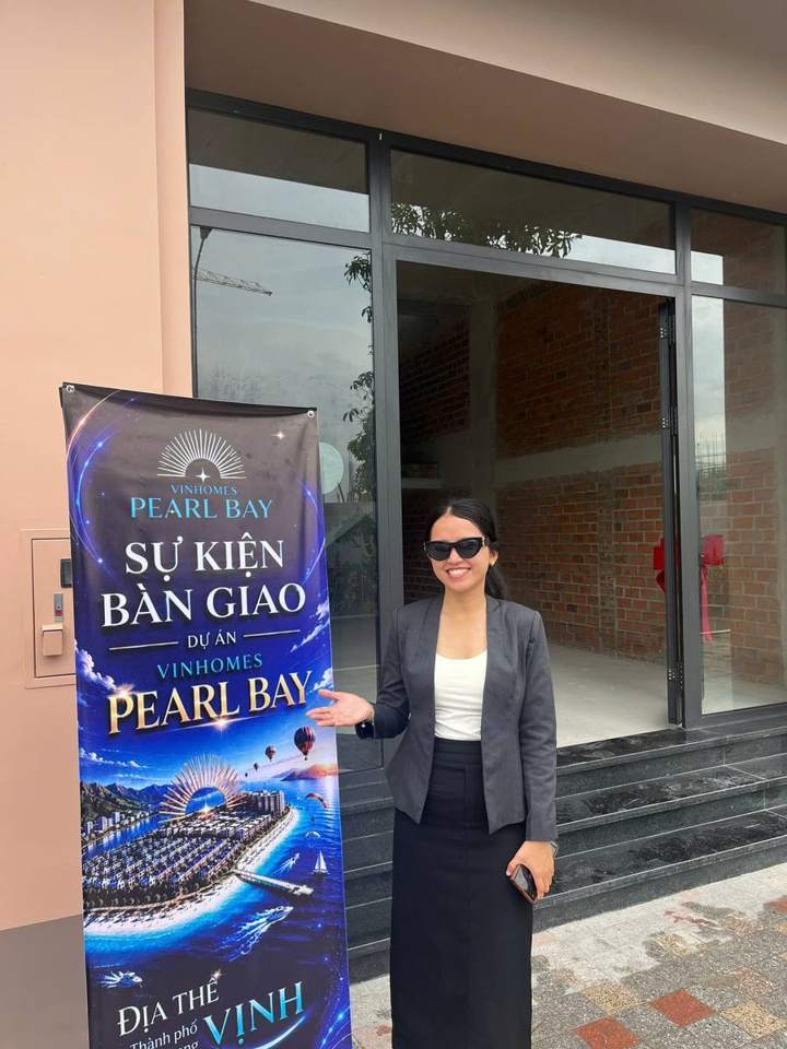 Châu tại sự kiện bàn giao dự án