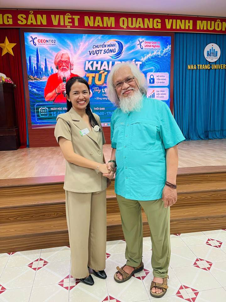 Châu cùng thầy Lý Trường Chiến