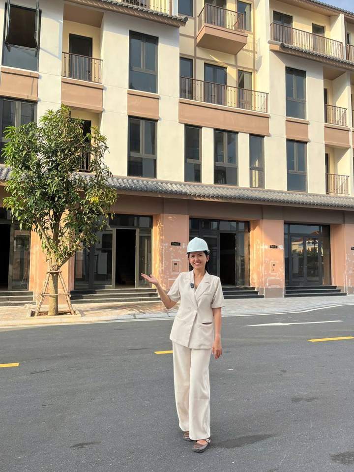 Châu khảo sát thực tế dãy nhà phố đã hoàn thiện