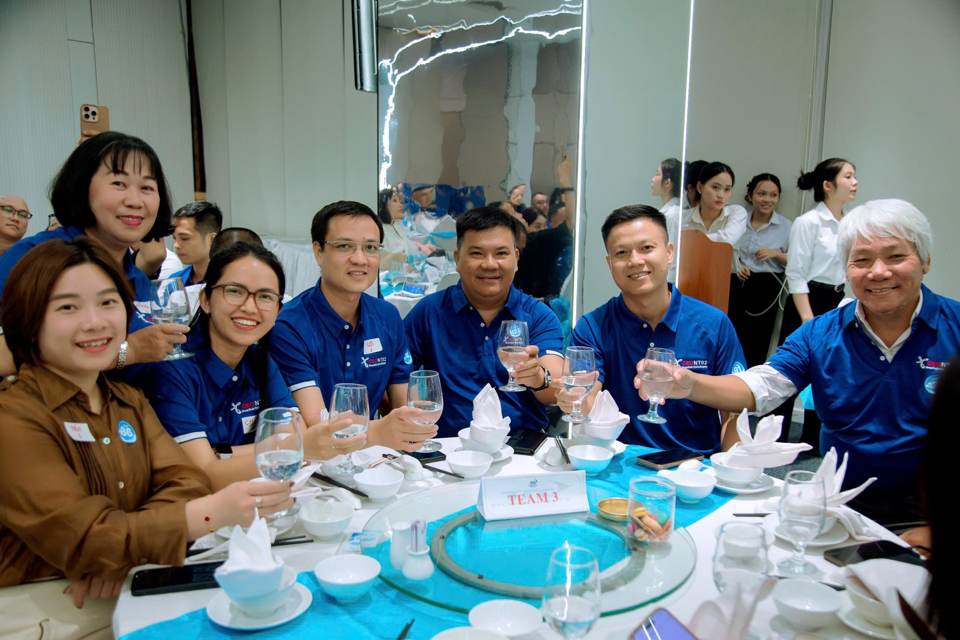 Team 3 trong buổi gặp mặt học viên