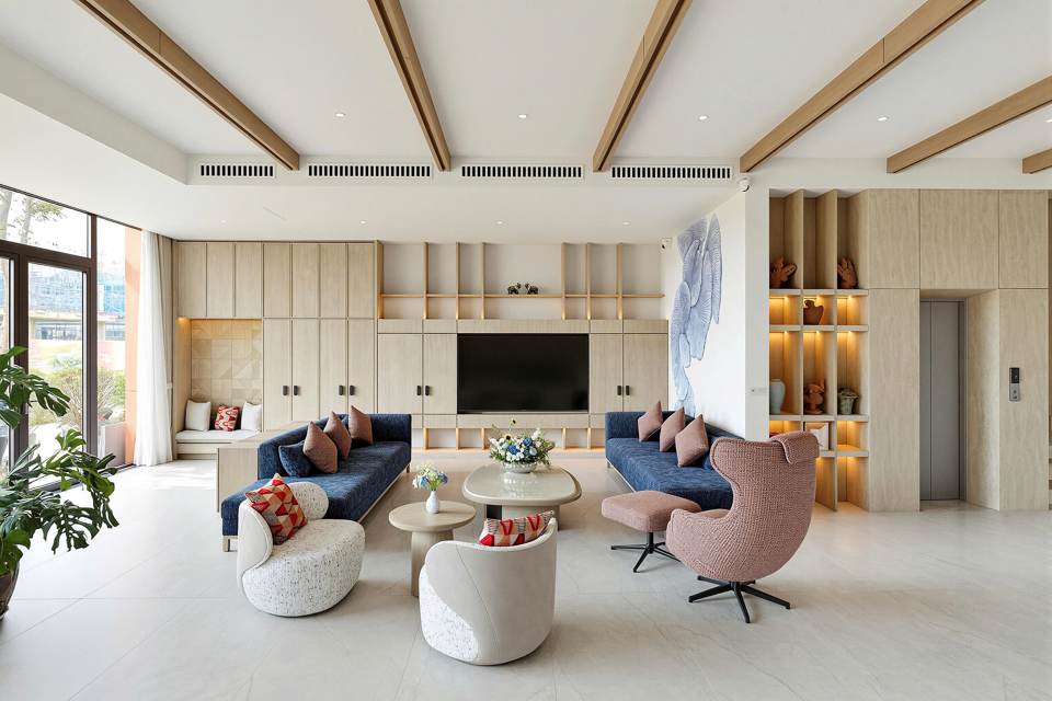 Charmora City. Nhà mẫu phân khu The Elite: phòng khách trần gỗ, sofa xanh navy