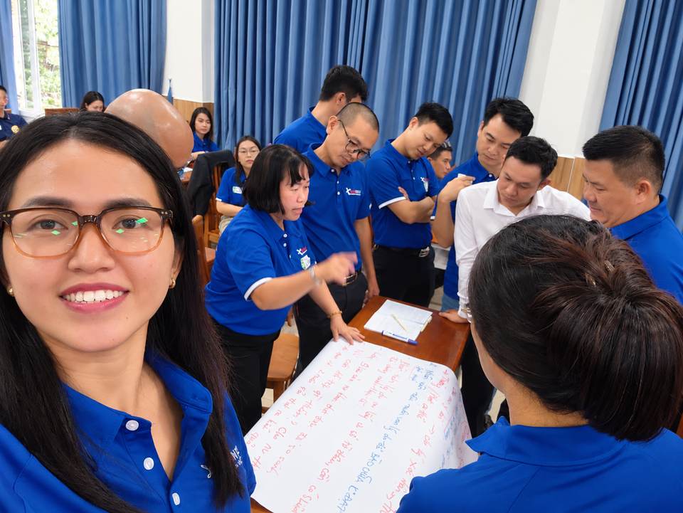 Thảo luận nhóm cùng các anh chị học viên