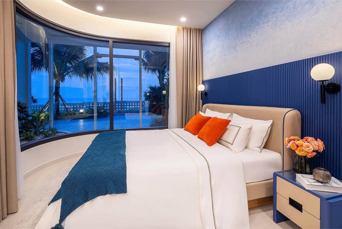 Căn hộ mẫu Alora Nha Trang. Phòng ngủ vách kính cong nhìn ra khoảng xanh