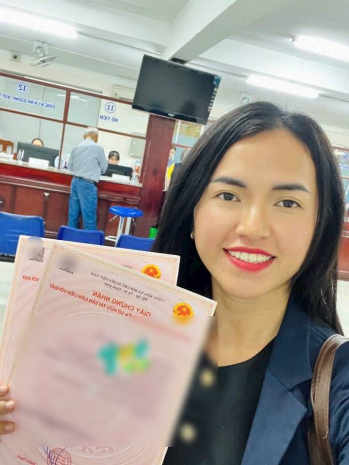 Nhận sổ cho khách tại bộ phận một cửa
