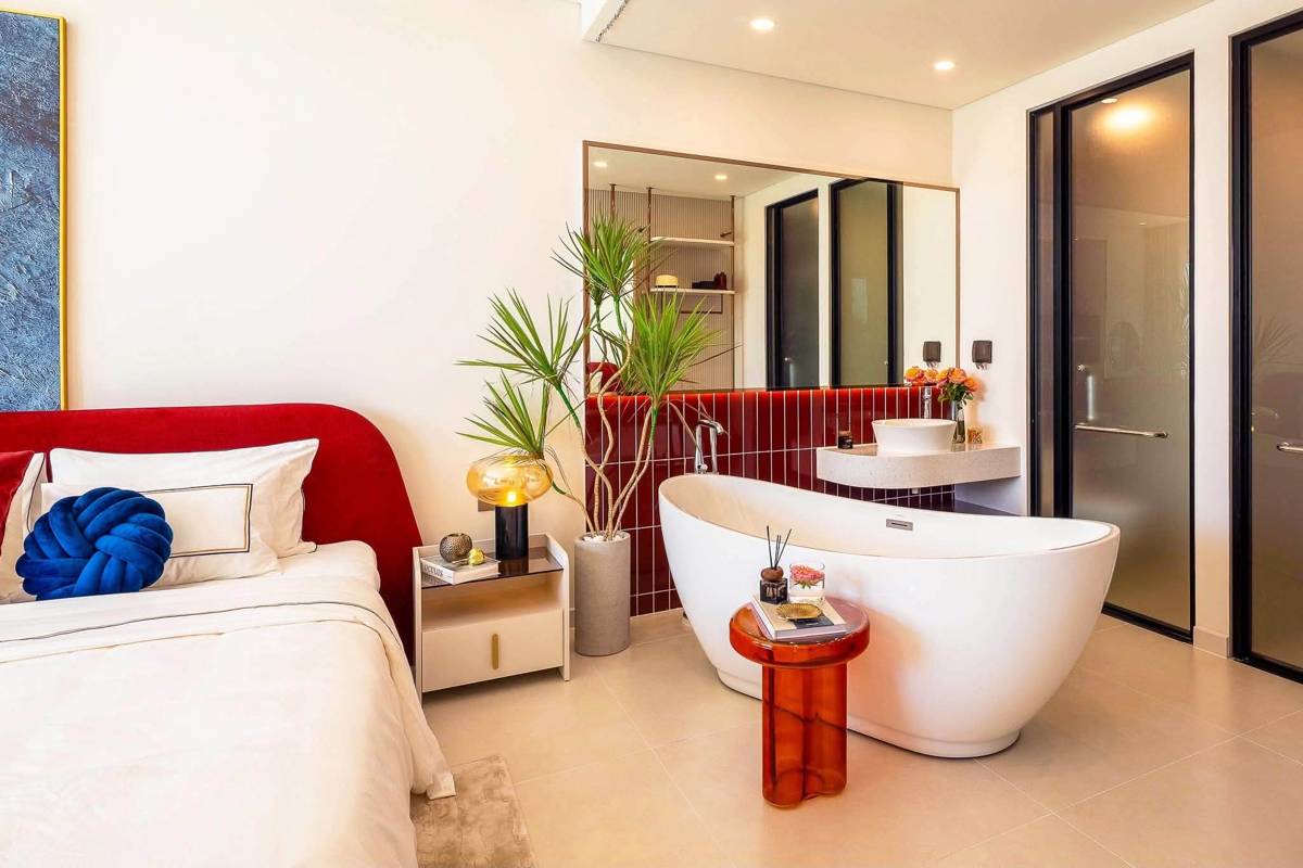 Căn hộ mẫu Alora Nha Trang. Bồn tắm đứng và lavabo trong phòng ngủ