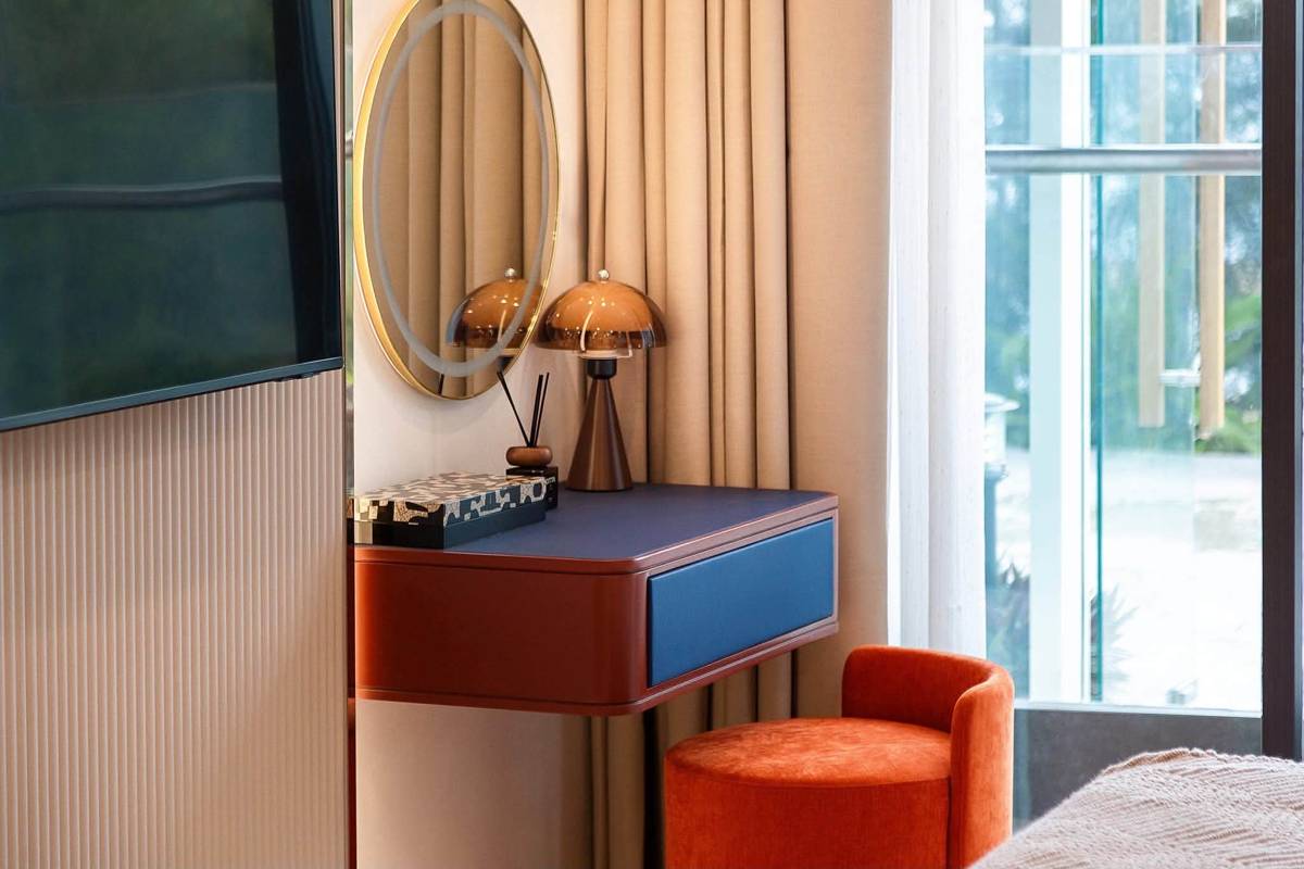 Căn hộ mẫu Alora Nha Trang. Bàn trang điểm cạnh cửa sổ