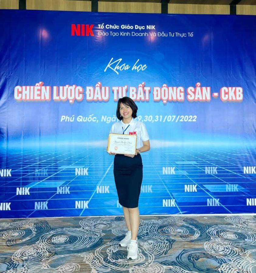 Châu nhận chứng nhận khoá Chiến lược Đầu tư Bất động sản CKB