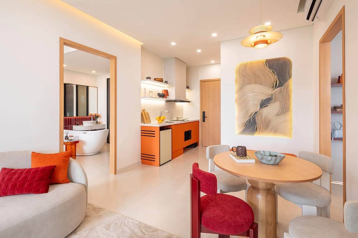 Căn hộ mẫu Alora Nha Trang. Bếp gọn một góc, bồn tắm nằm ngay trong phòng ngủ
