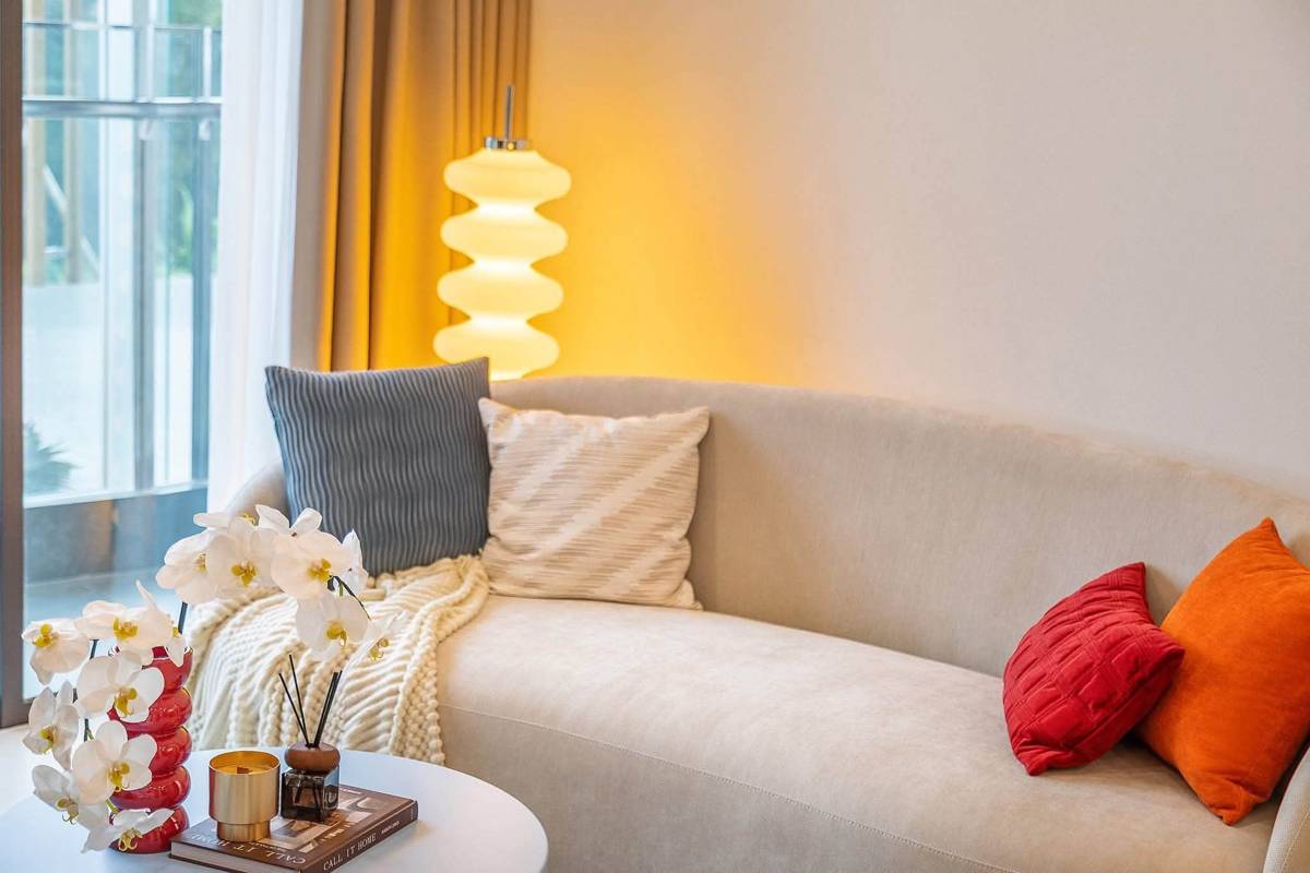 Căn hộ mẫu Alora Nha Trang. Góc sofa đọc sách bên đèn vàng