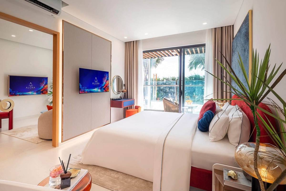 Căn hộ mẫu Alora Nha Trang. Phòng ngủ chính nhìn thẳng ra ban công