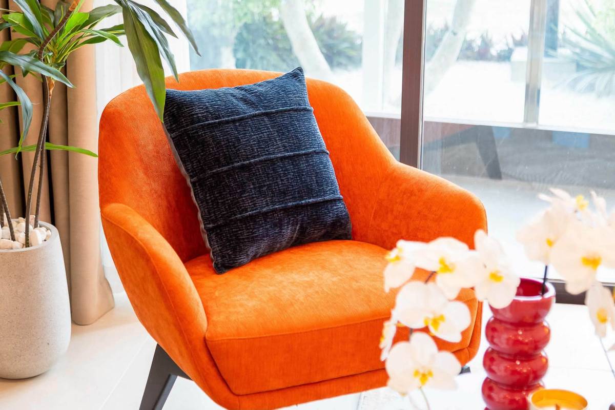 Căn hộ mẫu Alora Nha Trang. Ghế bành cạnh cửa kính