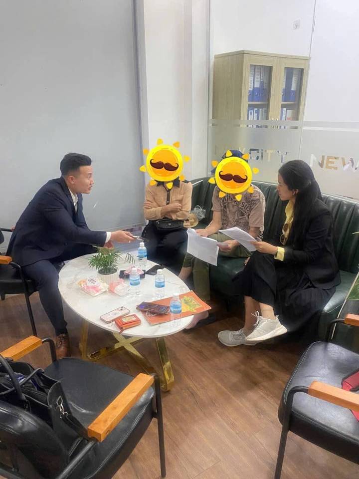 Cùng khách đọc kỹ giấy tờ trước khi ký